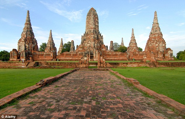 Il tempio di Wat Chaiwatthanaram prima dell'inondazione (Alamy)