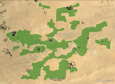 Esempio della densa distribuzione dei villaggi fortificati e delle oasi coltivate (Copyright 2011 Google, image copyright 2011 DigitalGlobe)