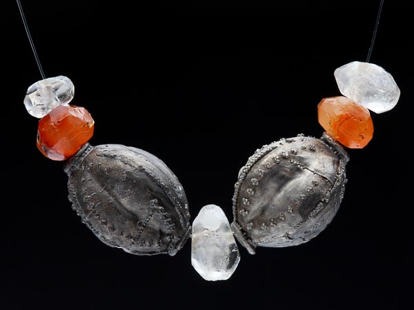 Una collana in argento, pietra e cristallo (M. Jórdeczka)