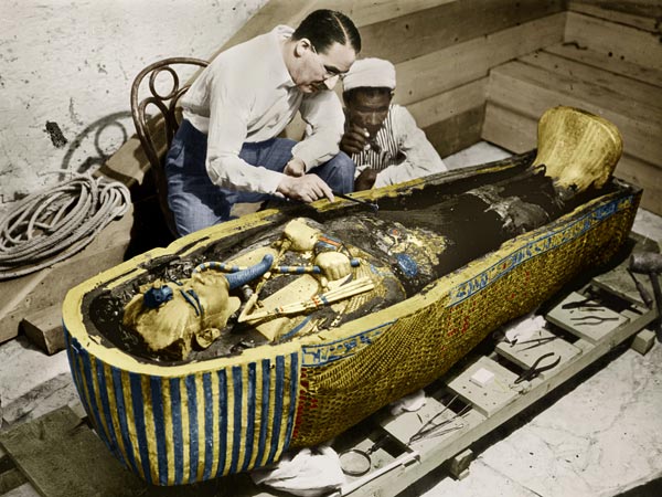 Carter esamina il sarcofago di Tutankhamon nel 1922 (Harry Burton, Apic-Getty Images)