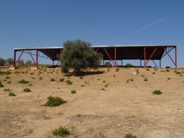 Veduta della copertura sui resti monumentali del grande tempio del 500 a.C. sulla sommità della Trapeza (Università degli Studi di Udine)