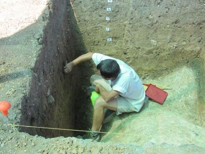 Operazioni di scavo nella necropoli micenea (Università degli Studi di Udine)