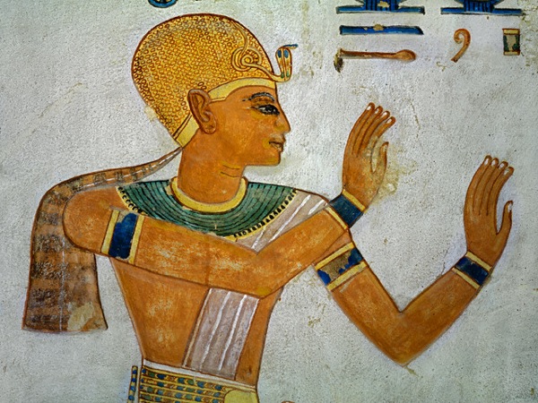 Un ritratto del faraone Ramses III proveniente dalla tomba di Khaemwaset che lo raffigura a mani alzate in segno di devozione (Sandro Vannini/Corbis)