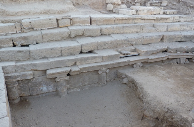 Da qui le persone guardavano i riti sacri (Francesco D'Andria)