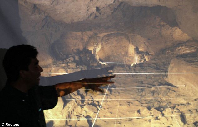 L'archeologo Sergio Gomez (Reuters)