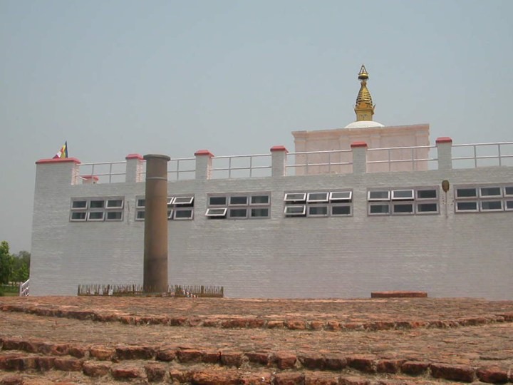 Il nuovo tempio e la colonna di Ashoka (UNESCO)