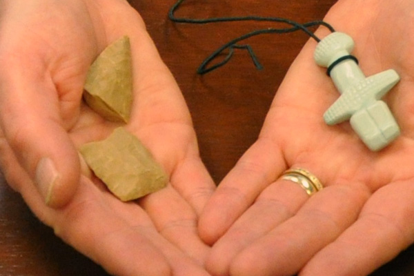 Repliche di oggetti di pietra e gioielli decorativi trovati a Cipro (Jessica Lewis)