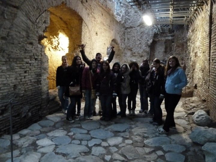 Studenti sopra una strada romana del II secolo d.C., oggi a 5 metri sotto terra (Sotterranei di Roma)