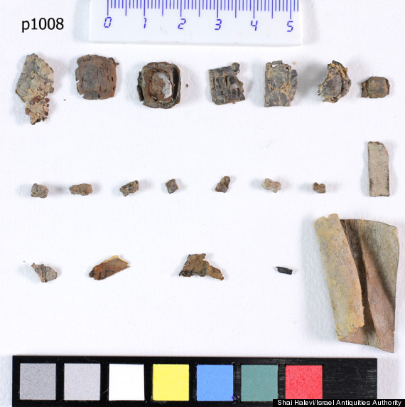 I rotoli ancora avvolti nella seconda fila e i loro astucci (Israel Antiquities Authority)