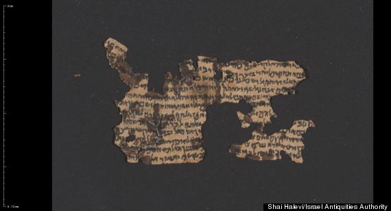 Un rotolo di filatterio aperto in passato (Israel Antiquities Authority)