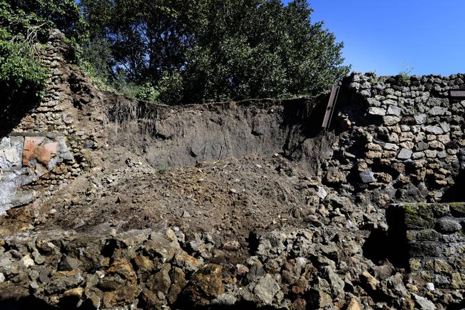 Il muro in via Nola (Pressphoto)