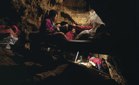 I ricercatori al lavoro nella Sima de los Huesos, la "buca delle ossa" nella Sierra di Atapuerca (Javier Trueba, Madrid Scientific Films)