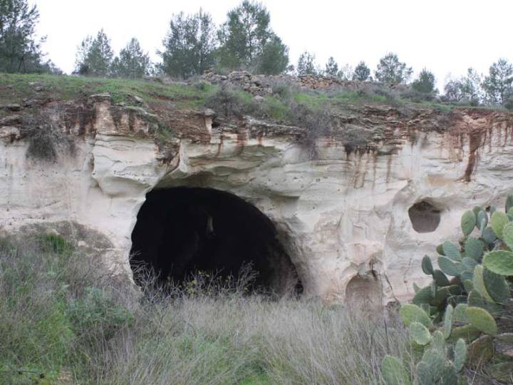 (Tsvika Tsuk – Israel Nature and Parks Authority, Entrance of the Cave of the Horses)