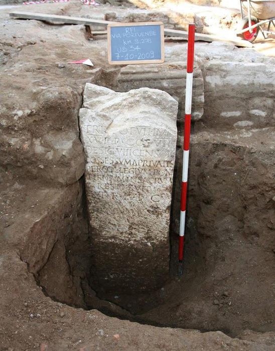 Il cippo con iscrizione di Vespasiano (ANSA/Soprintendenza archeologica di Roma)