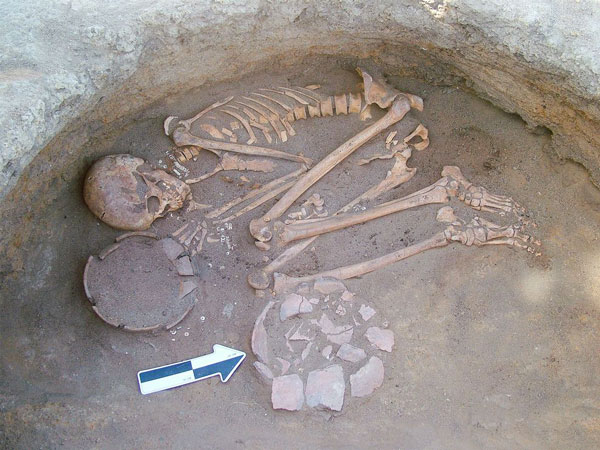 Un giovane uomo sepolto nell'antico cimitero di Al Khiday, in Sudan. Indossava gioielli fatti di perline (Donatella Usai, CSSeS)