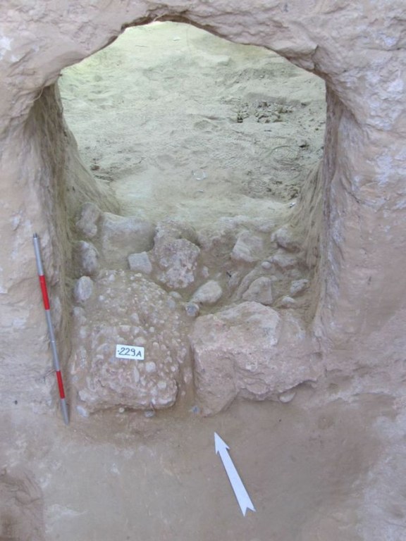 La porta semi aperta di una delle tombe (Università degli Studi di Udine)