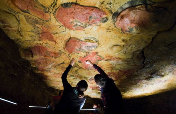 Lo studio dell'arte rupestre iniziò nel 1880, con il ritrovamento dei dipinti preistorici nella grotta spagnola di Altamira (nell'immagine, due visitatori nella riproduzione della grotta realizzata per i turisti; la vera grotta è chiusa al pubblico) (Alberto Aja/epa/Corbis)