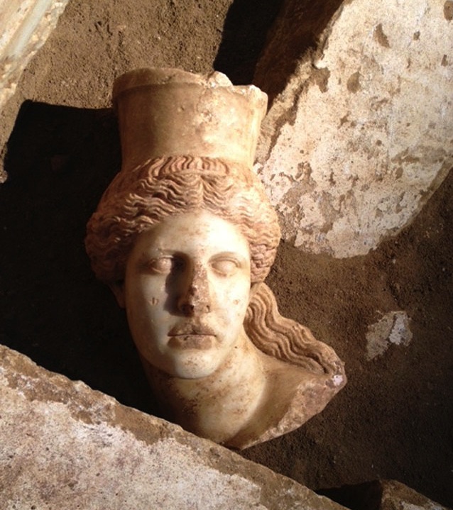 La testa di una delle sfingi è stata trovata nella quarta camera (Ministero della Cultura della Grecia)