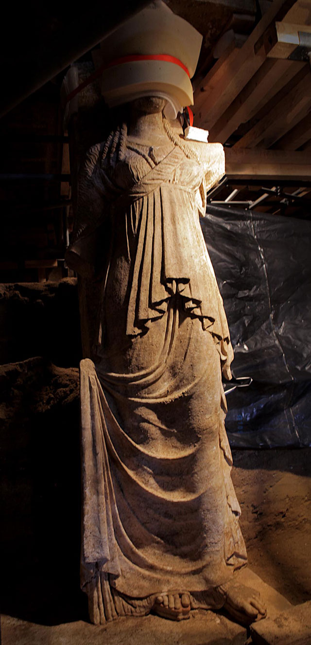 Le cariatidi sono state scavate completamente (Ministero della Cultura della Grecia)