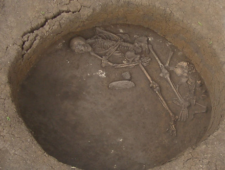 Sepoltura risalente all'Età del Bronzo nel sito di Ludas-Varjú-dulo, in Ungheria, e datato al 1200 a.C. (Janos Dani/Deri Museum, Debrecen, Hungary)