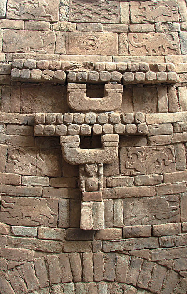 Un muro della M3 contenente diversi animali mitologici. In cima a destra e a sinistra vi sono cervi sacri. In basso due Xiezhi. In mezzo, in senso orario a partire da in alto a sinistra: l'Uccello Vermiglio, la Tartaruga Nera, il Dragone Azzurro e la Tigre Bianca (Chinese Cultural Relics)