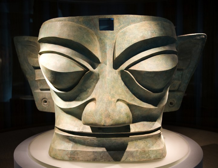 Una delle maschere di bronzo di Sanxingdui (Bill Perry, Shutterstock.com)