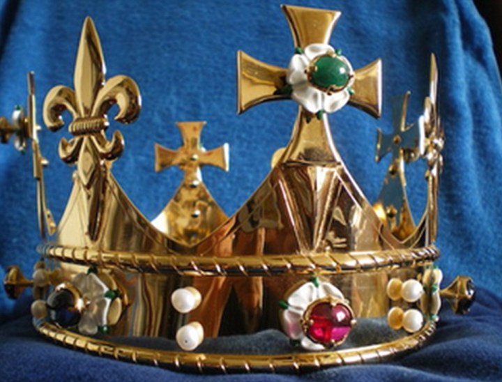 La corona funeraria deposta nella tomba, commissionata e donata da John Ashdown-Hill