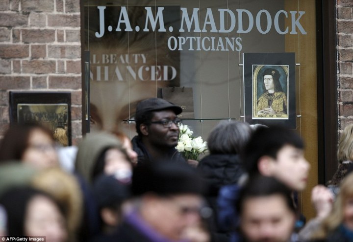Alcuni negozi espongono nelle vetrine le immagini del sovrano (AFP, Getty Images)