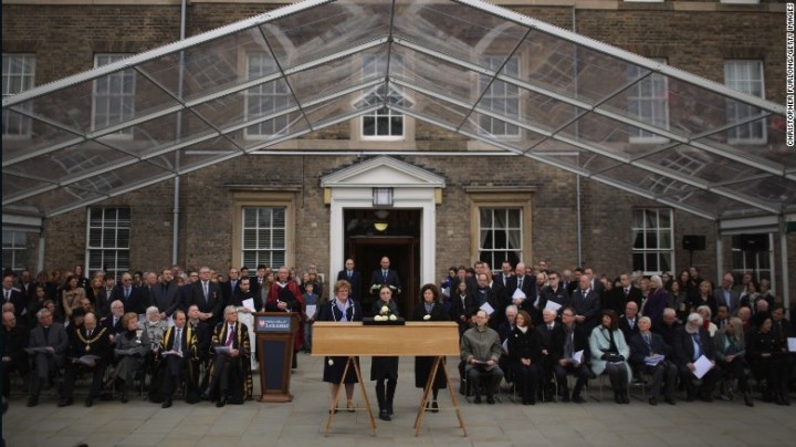 Membri dell'Università di Leicester posano rose bianche sulla bara (Getty Images)