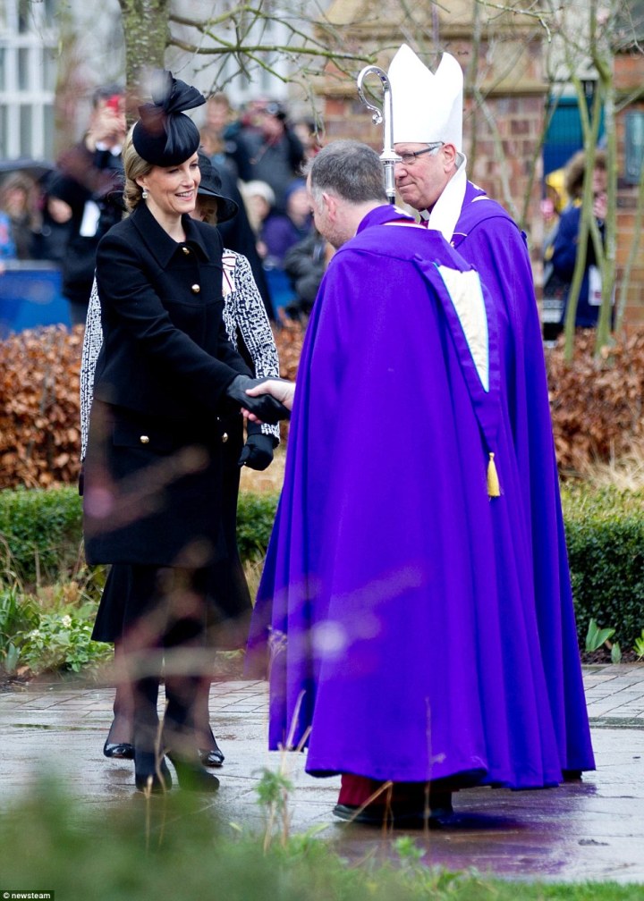 Sophie, contessa di Wessex saluta (da destra) il vescovo di Leicester Tim Stephens e il decano di Leicester David Monteith (newsteam)