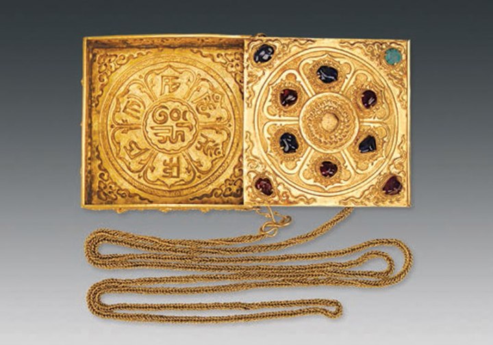 Un contenitori di profumi con catenella d'oro. È decorata con petali di loto e sette caratteri in sanscrito. Le gemme includono quattro zaffiri, cinque rubini e un turchese. (Courtesy of Chinese Cultural Relics)
