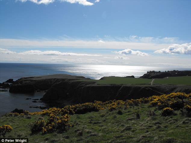 Dunnicaer e, in lontananza, il castello di Dunnottar (Peter Wright)