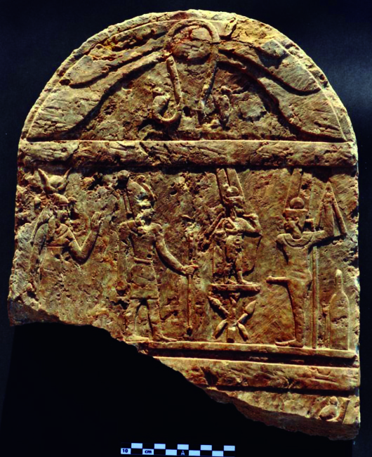 Stele in stile egizio faraonico ma di epoca romana. Mostra, da sinistra, Hathor/Iside, un imperatore il cui nome è andato perduto, Arpocrate e Min/Pan (S.E. Sidebotham)