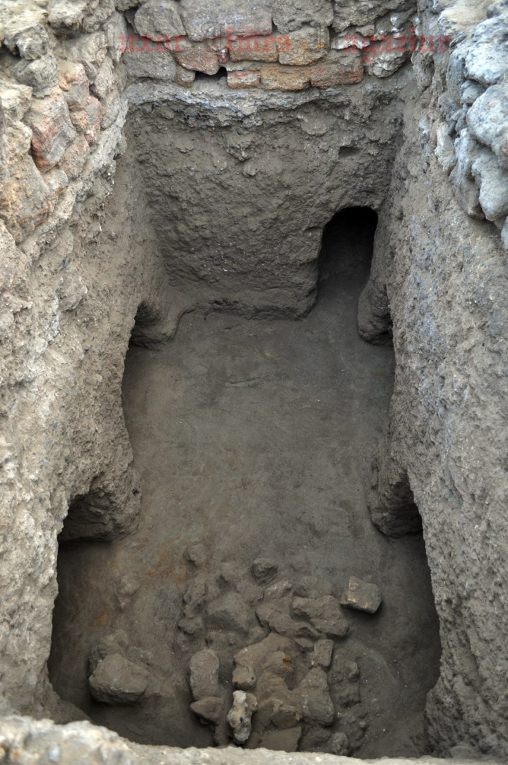 In alto a destra, un tunnel idraulico (S.E. Sidebotham)