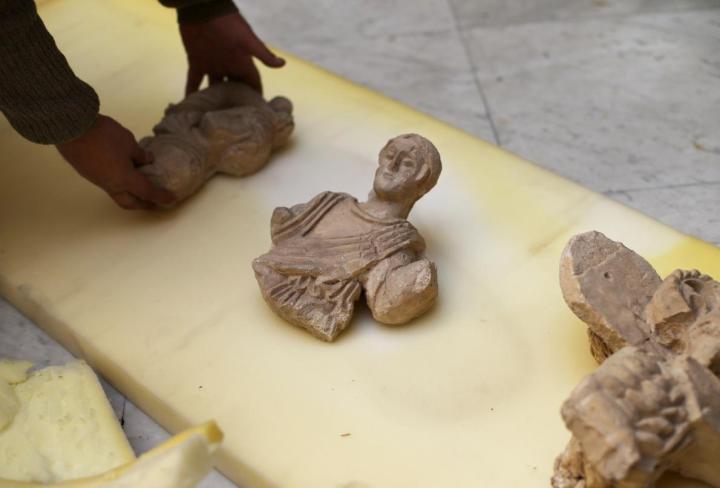 Il personale del Museo Nazionale a Damasco mette al sicuro i preziosissimi reperti (Joseph Eid, AFP, Getty)