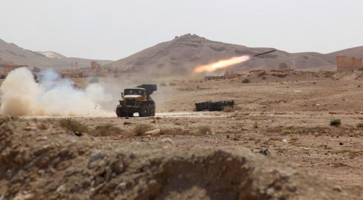 Un lanciamissili siriano spara a postazioni dell'ISIS. Il gruppo terroristico ha conquistato Palmira il 20 maggio 2015 (Stringer, EPA, Redux)
