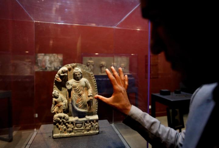 Una statua in mostra al Museo Nazionale di Kabul, un decennio dopo che il museo era stato completamente distrutto e svuotato (Rahmat Gul, AP)