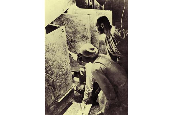 Howard Carter nella tomba (al Ahram)