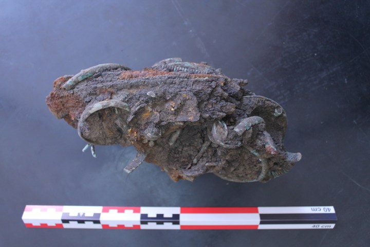 Alcuni dei reperti prima di essere divisi (Corina Borș)