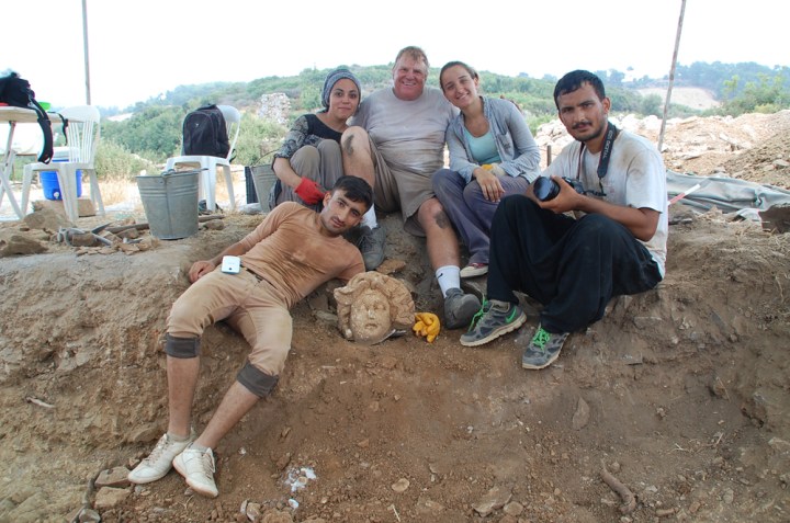 Michael Hoff insieme agli studenti archeologi turchi (Michael Hoff, Hixson-Lied professor of art history, University of Nebraska-Lincoln)