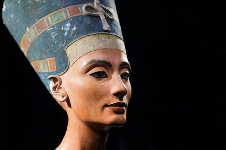 Il busto di Nefertiti (public domain)