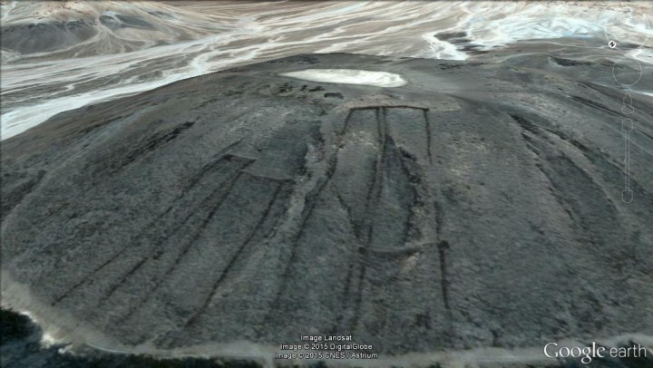 Sul lato di un vulcano in Arabia Saudita sono state trovate quattro "porte" (Google Earth)