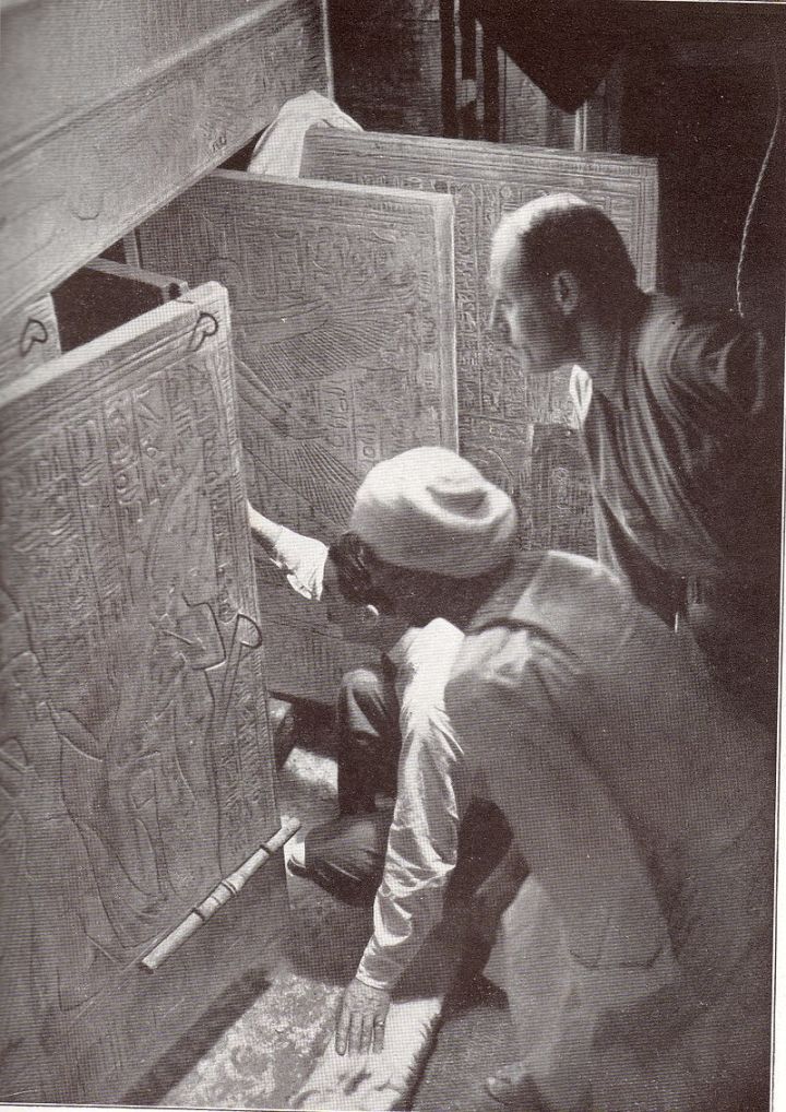 Howard Carter apre la tomba di Tutankhamon nel 1922 (Wikipedia)