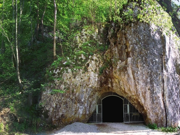 La grotta di Hohle Fels, in Germania. Qui sono stati trovati tre individui di 15.000 anni fa analizzati nello studio (Alb-Donau-Kreis Tourismus)