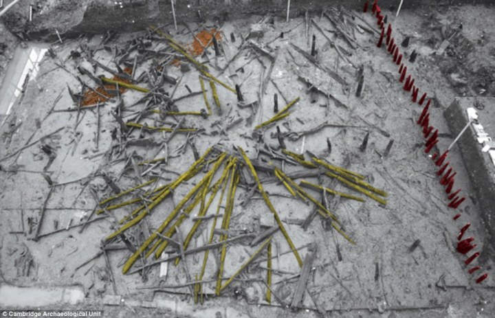 I legnami evidenziati in giallo rivelano la struttura di una casa circolare (Cambridge Archaeological Unit)