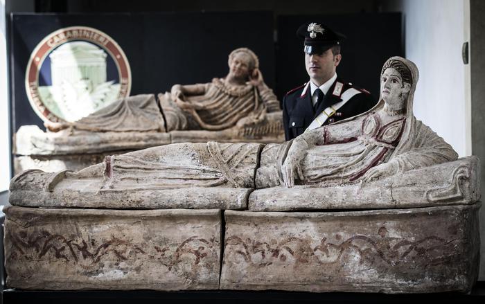 Un momento della presentazione, all'interno della Caserma La Marmora, dei reperti archeologici recuperati (ANSA / ANGELO CARCONI)