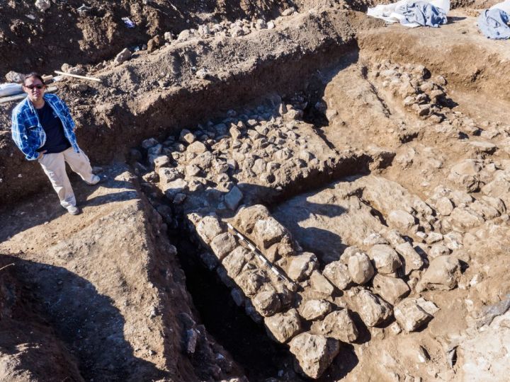 L'archeologo Ronit Lupo di fianco ai resti di una delle antiche abitazioni scoperte nel quartiere di Shuafat (Assaf Peretz/Israel Antiquities Authority)