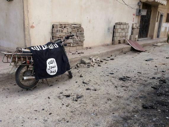 Una bandiera dell'ISIS abbandonata su un motorino (REUTERS/SANA/Handout via Reuters)