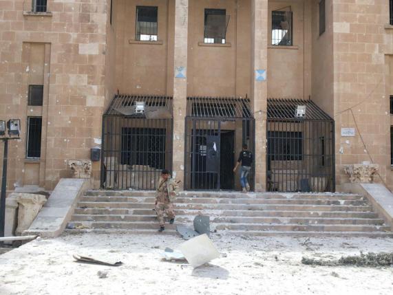 Un soldato siriano governativo davanti al Museo di Palmira (REUTERS/SANA/Handout via Reuters)