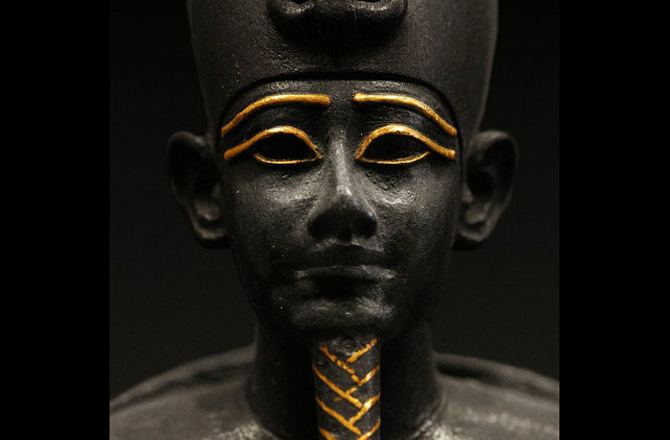 Statua di oro e bronzo di Osiride del Periodo tardo dell'Egitto, 664-332 a.C. (Wikimedia)